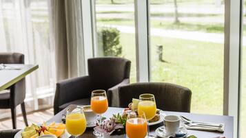 Desayuno continental todos los días (EUR 17.50 por persona)