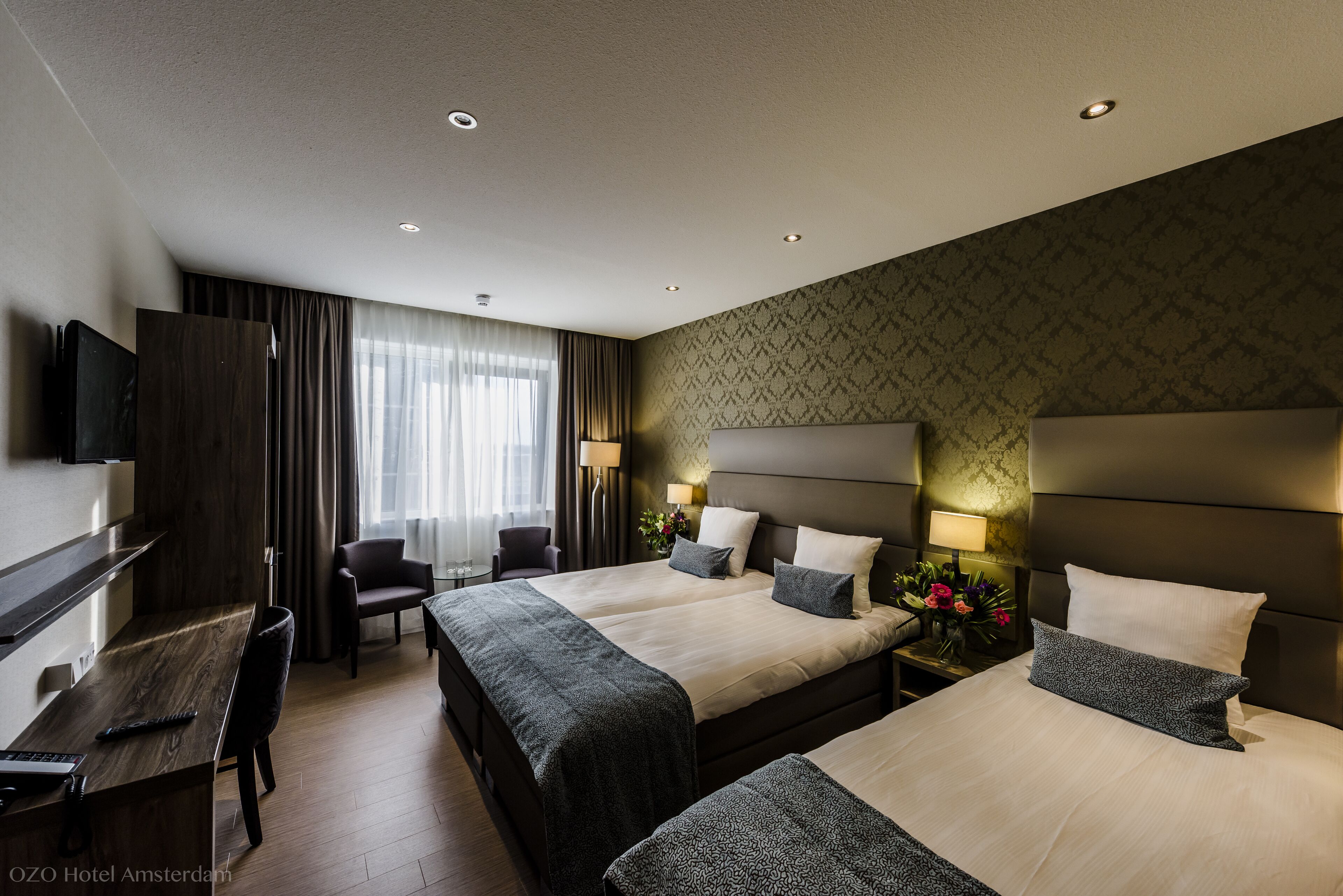Driepersoonskamer, 3 eenpersoonsbedden | Lakens van Egyptisch katoen, luxe beddengoed, een minibar