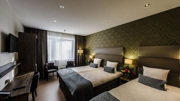 Driepersoonskamer, 3 eenpersoonsbedden | Lakens van Egyptisch katoen, luxe beddengoed, een minibar