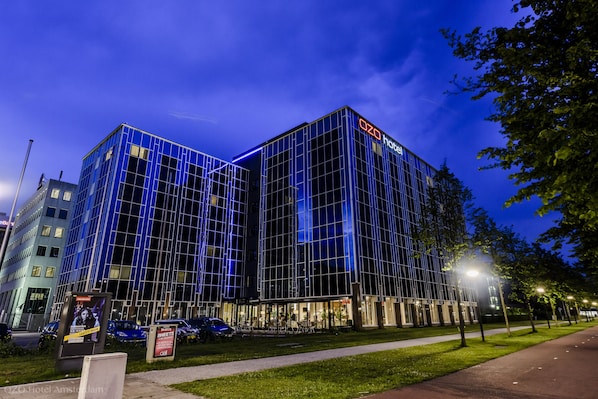 Fachada da propriedade à noite