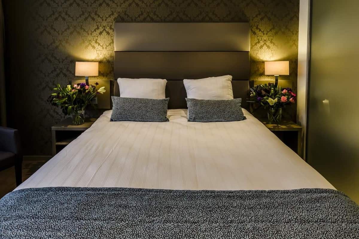 Egyptian cotton sheets, premium bedding, minibar, in-room safe
