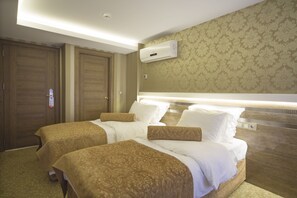 Minibar, in-room safe, desk, laptop workspace - Golden Rain Hotel Old City (Istanbul)