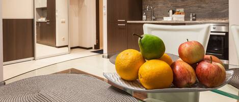 Geladeira grande, fogão, cooktop, cafeteira/chaleira