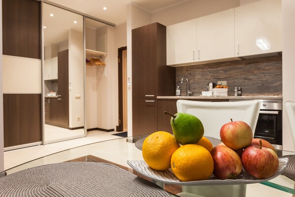 Refrigerador con freezer, horno, placa de cocina, cafetera/tetera