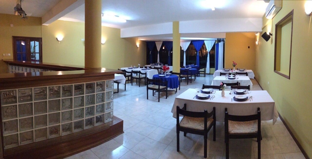 Sarapan dan makan tengah hari dihidangkan, masakan antarabangsa 