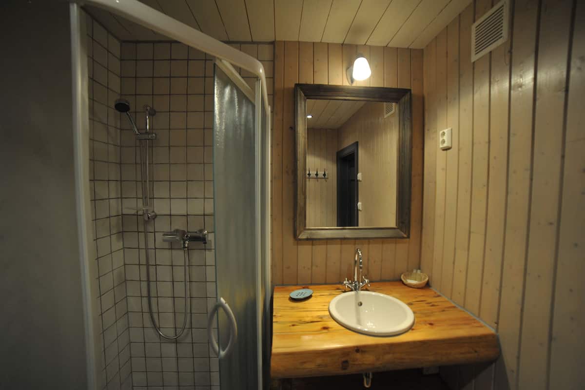 2-bedroom superior rorbu cabin with sea view | bathroom | shower, hair dryer, towels