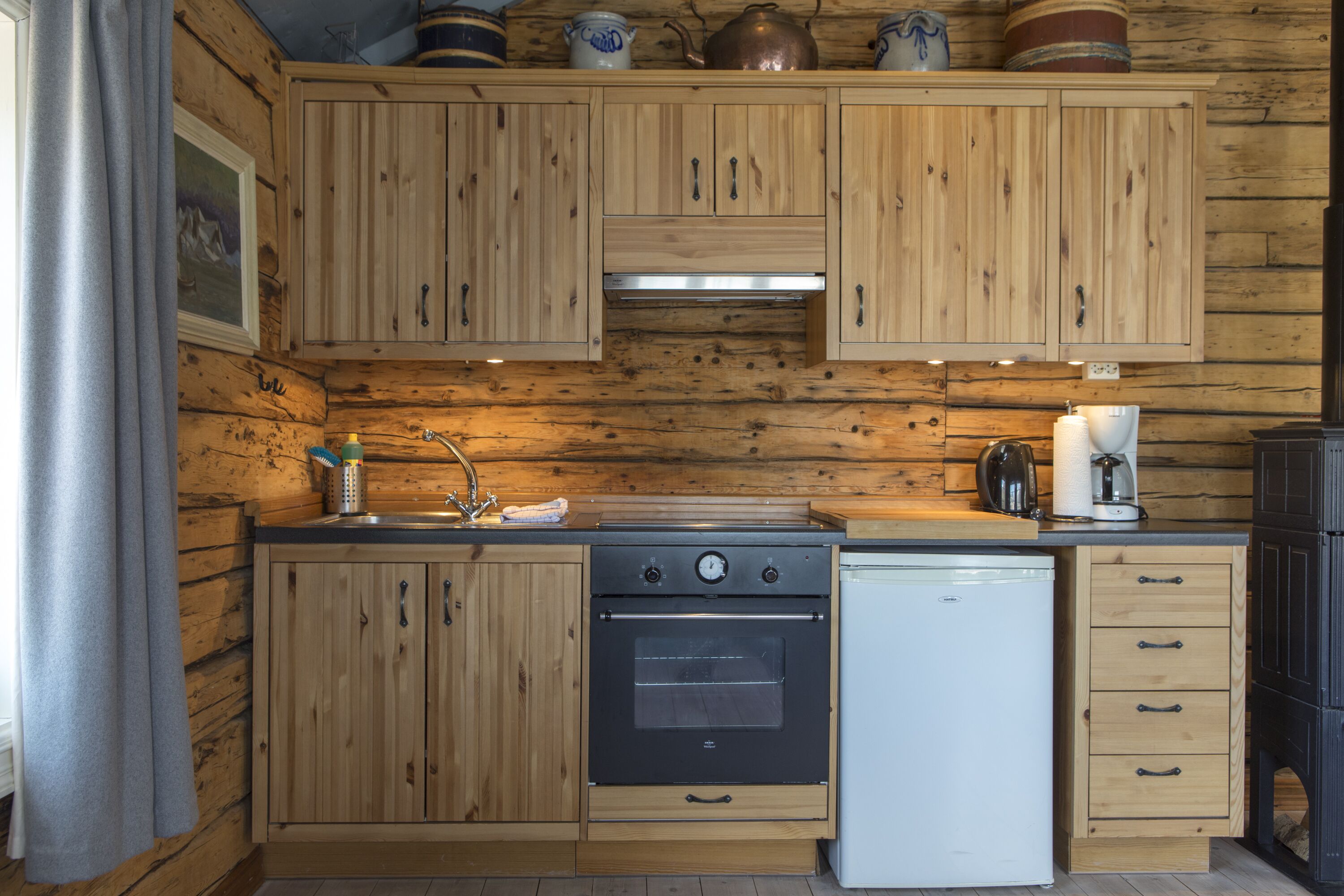 2-bedroom superior rorbu cabin with sea view | private kitchen | electric kettle