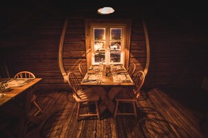 Frokost, lunsj og middag serveres, lokale retter, utsikt mot havet 