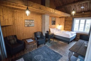 1-bedroom Deluxe rorbu cabin with sea view - no cooking facilities | Premium bedding, bed sheets - Reine Rorbuer - by Classic Norway Hotels (Moskenes)