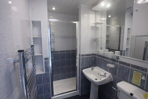 Deluxe Double Room, Ensuite (large with king size bed) | Bathroom - The Clydesdale (Paignton)
