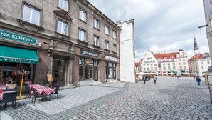 Old Town Two Bedroom Apartment | Gateutsikt