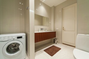 Old Town Cozy Apartment (Accessible by elevator) | Kylpyhuone | Hiustenkuivaaja, pyyhkeet, saippua, sampoo