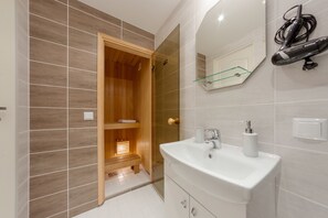 Old Town Light Apartment with sauna | Kylpyhuone | Hiustenkuivaaja, pyyhkeet, saippua, sampoo