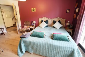 Premium bedding, desk, soundproofing, free cots/infant beds