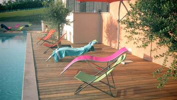 Una piscina al aire libre de temporada, una piscina infinita