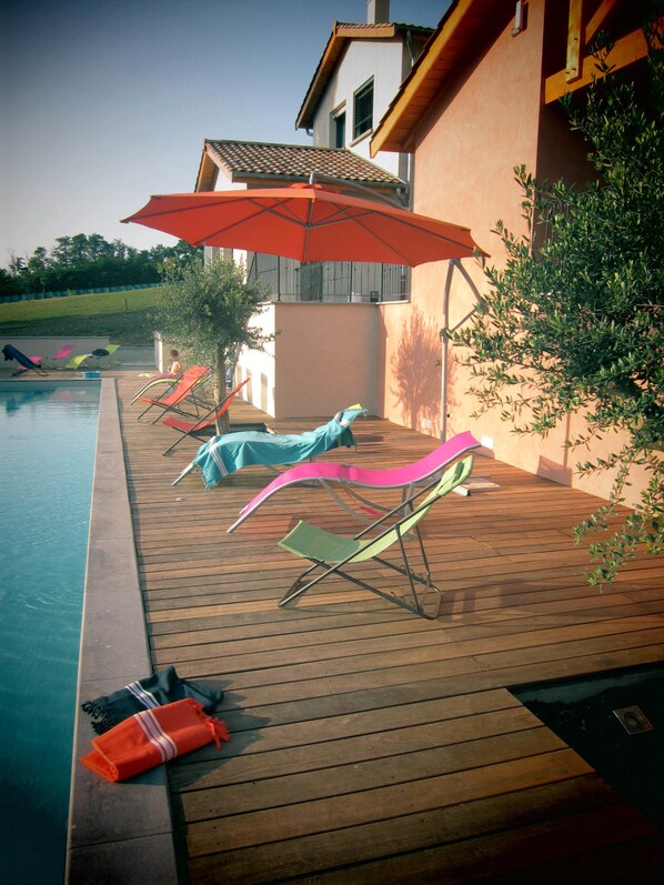 Seasonal outdoor pool, an infinity pool