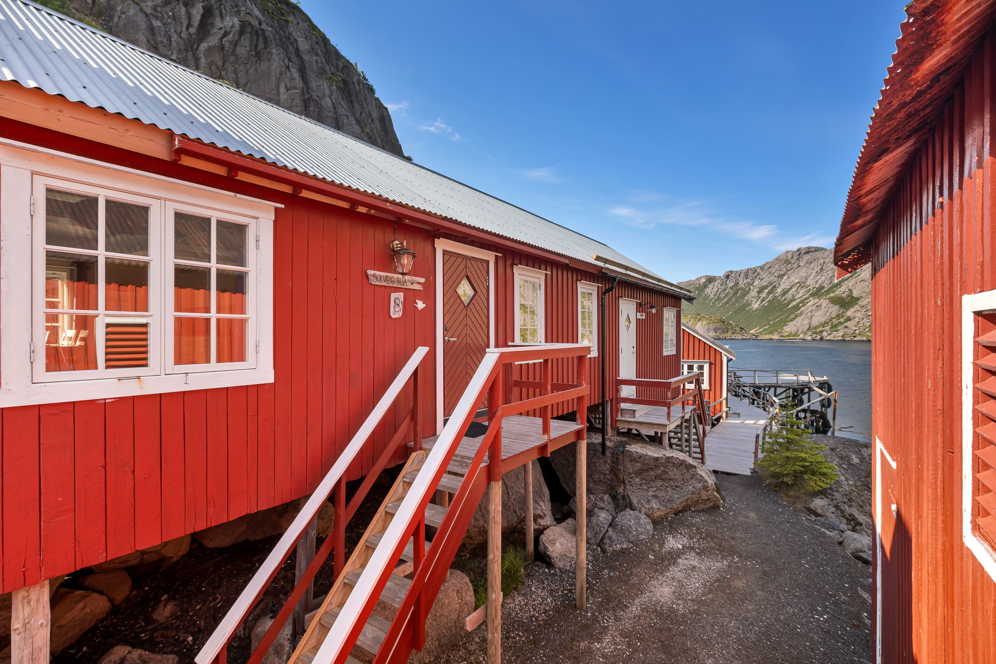 1 bedroom, individually decorated, individually furnished, bed sheets