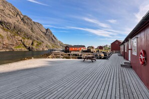 Traditional Cabin, sleeping loft with ladder | Terrace/patio - Lofoten Cottages (Flakstad)