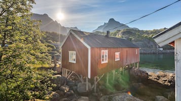 Heritage Cottage (Private bathroom in separate building, Loft Beds w/stairs) | 1 bedroom, individually decorated, individually furnished, bed sheets