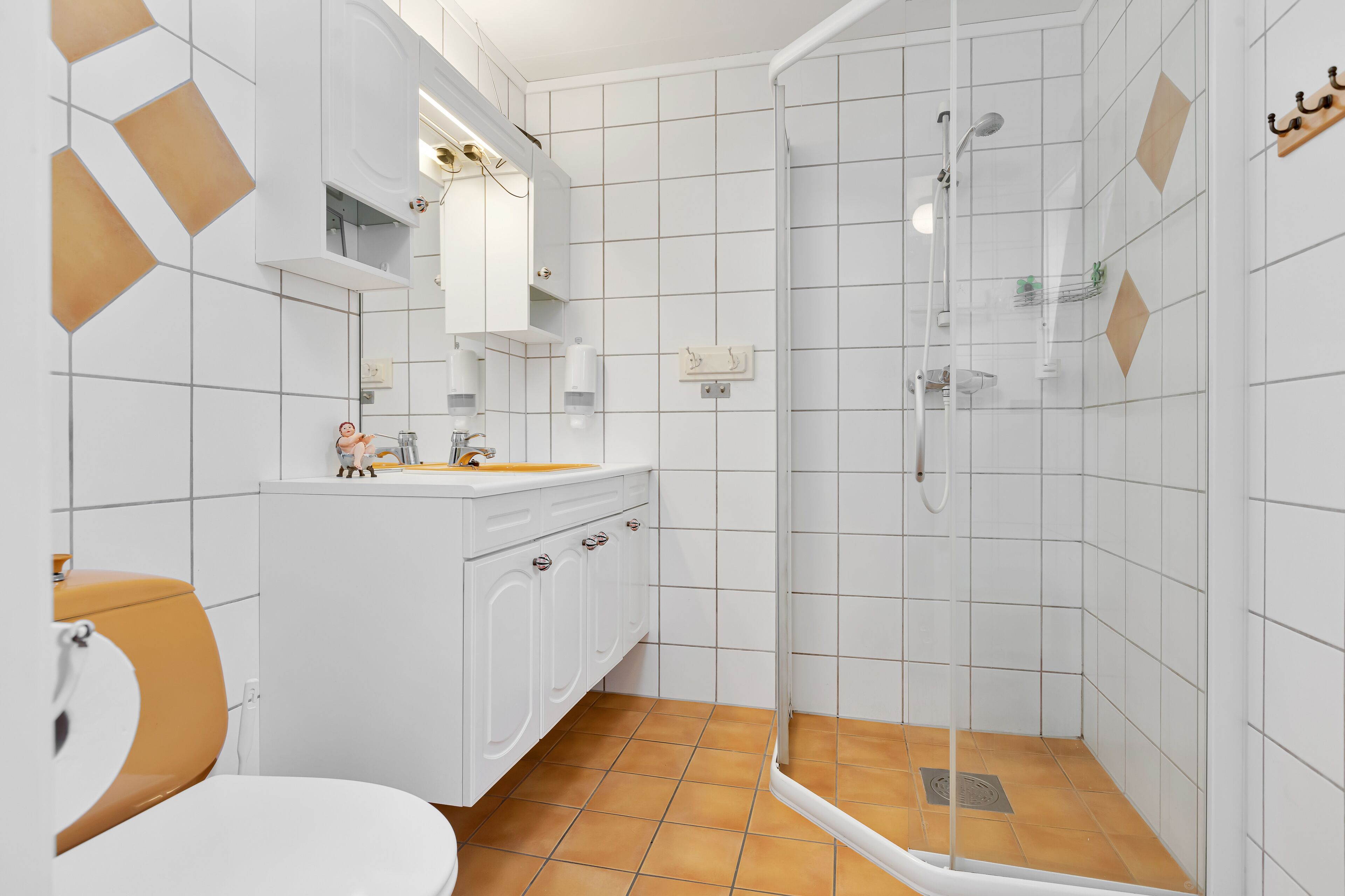 comfort cabin, 2 bedrooms, kitchen | bathroom | shower, towels