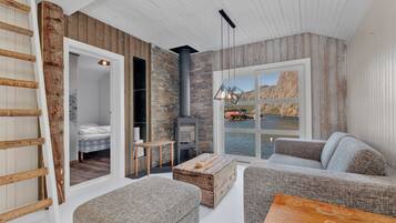 Comfort Cabin, 2 Bedrooms, Kitchen | Individually decorated, individually furnished, bed sheets