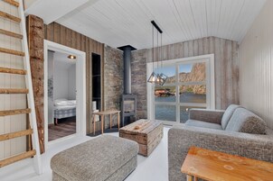 Comfort Cabin, 2 Bedrooms, Kitchen | Individually decorated, individually furnished, bed sheets