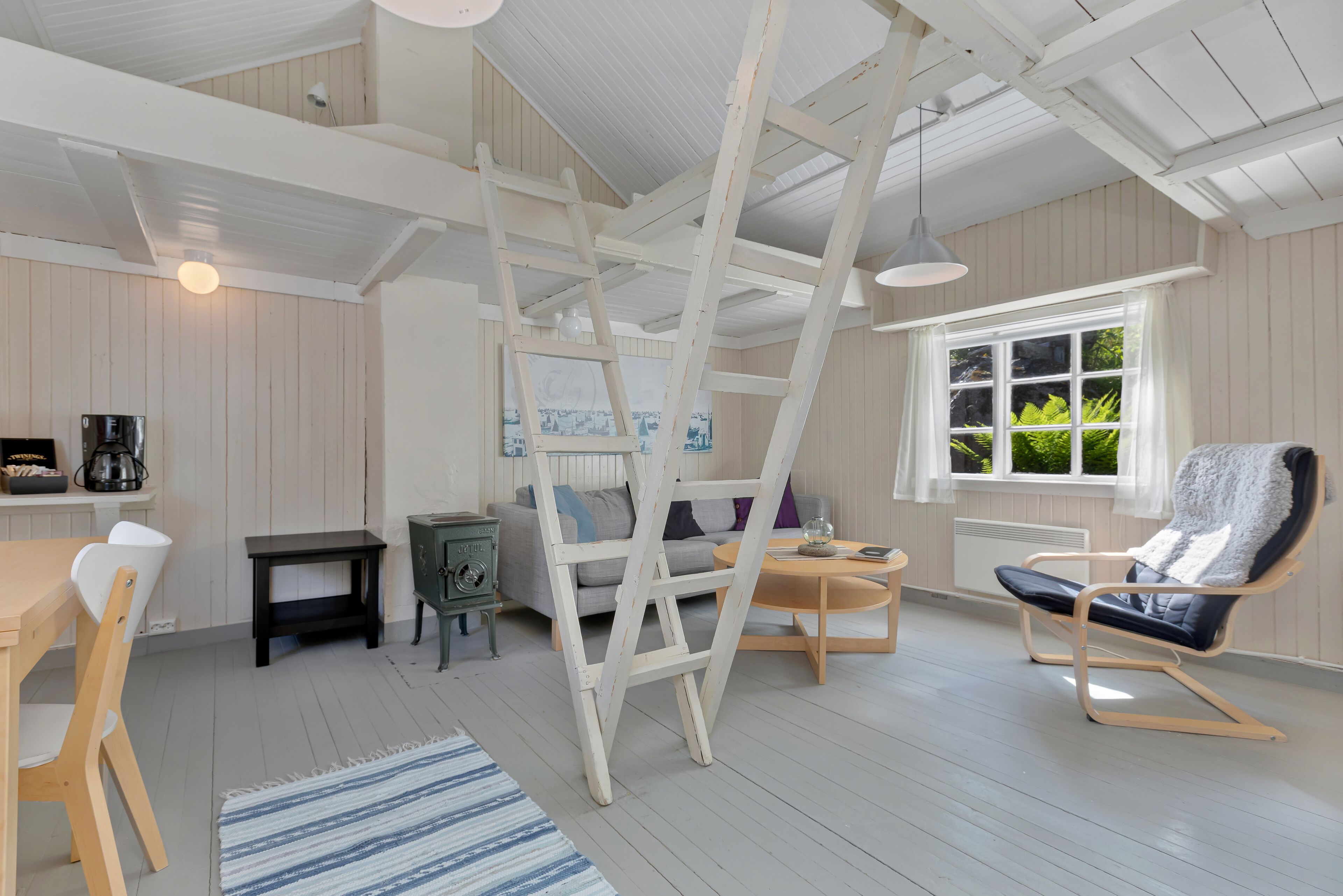 Traditional Cabin, sleeping loft with ladder | Individuelt dekorert, individuelt innredet og sengetøy