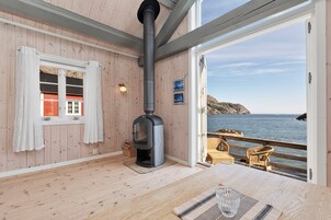 Cabaña superior, 2 habitaciones, cocina, frente al mar | Decoración individual, mobiliario individual, ropa de cama