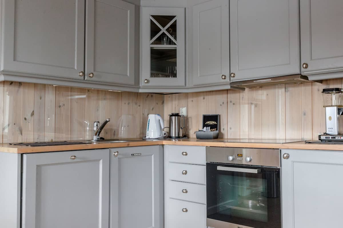 superior cabin, 2 bedrooms, kitchen, oceanfront | private kitchen | fridge, coffee/tea maker, electric kettle