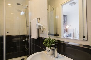 Standard-Doppelzimmer, Stadtblick | Badezimmer | Dusche, kostenlose Toilettenartikel, Haartrockner, Hausschuhe