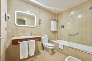 Phòng đôi hoặc 2 giường đơn Tiêu chuẩn | Phòng tắm | Vòi sen/bồn tắm kết hợp, đồ dùng nhà tắm miễn phí, máy sấy tóc 