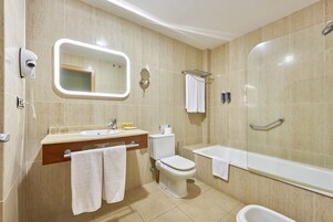 Standard Double or Twin Room | Bathroom | Combined shower/bathtub, free toiletries, hair dryer, towels