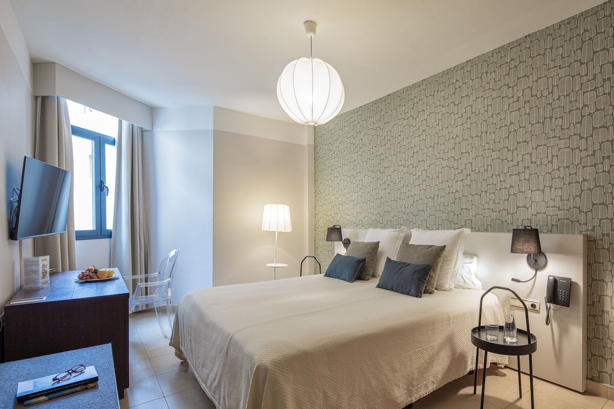 Standard Double or Twin Room | In-room safe, desk, blackout drapes, soundproofing