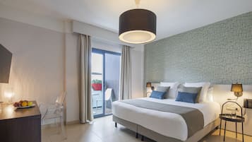 Habitación superior con 1 cama doble o 2 individuales, balcón, vistas a la montaña | Caja fuerte, escritorio, cortinas opacas y sistema de insonorización