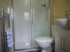 Double Room, Ensuite | Bathroom | Shower, free toiletries, hair dryer, towels - The Lodge on the Marsh (Sandown)