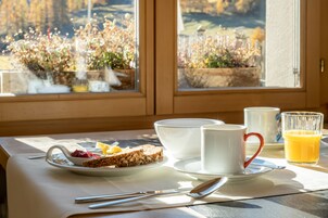 Desayuno buffet diario (CHF 25.00 por persona)