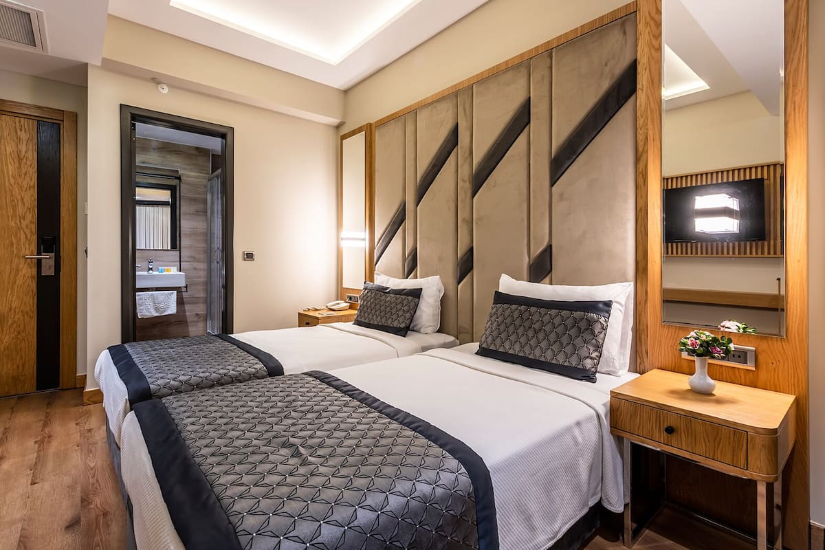 Luxe beddengoed, een minibar, een kluis op de kamer, een bureau