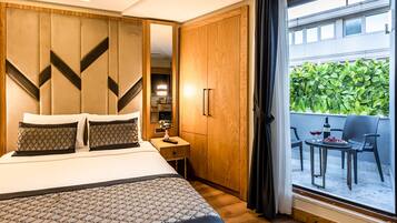 Habitación Deluxe | Ropa de cama de alta calidad, minibar, caja fuerte y escritorio