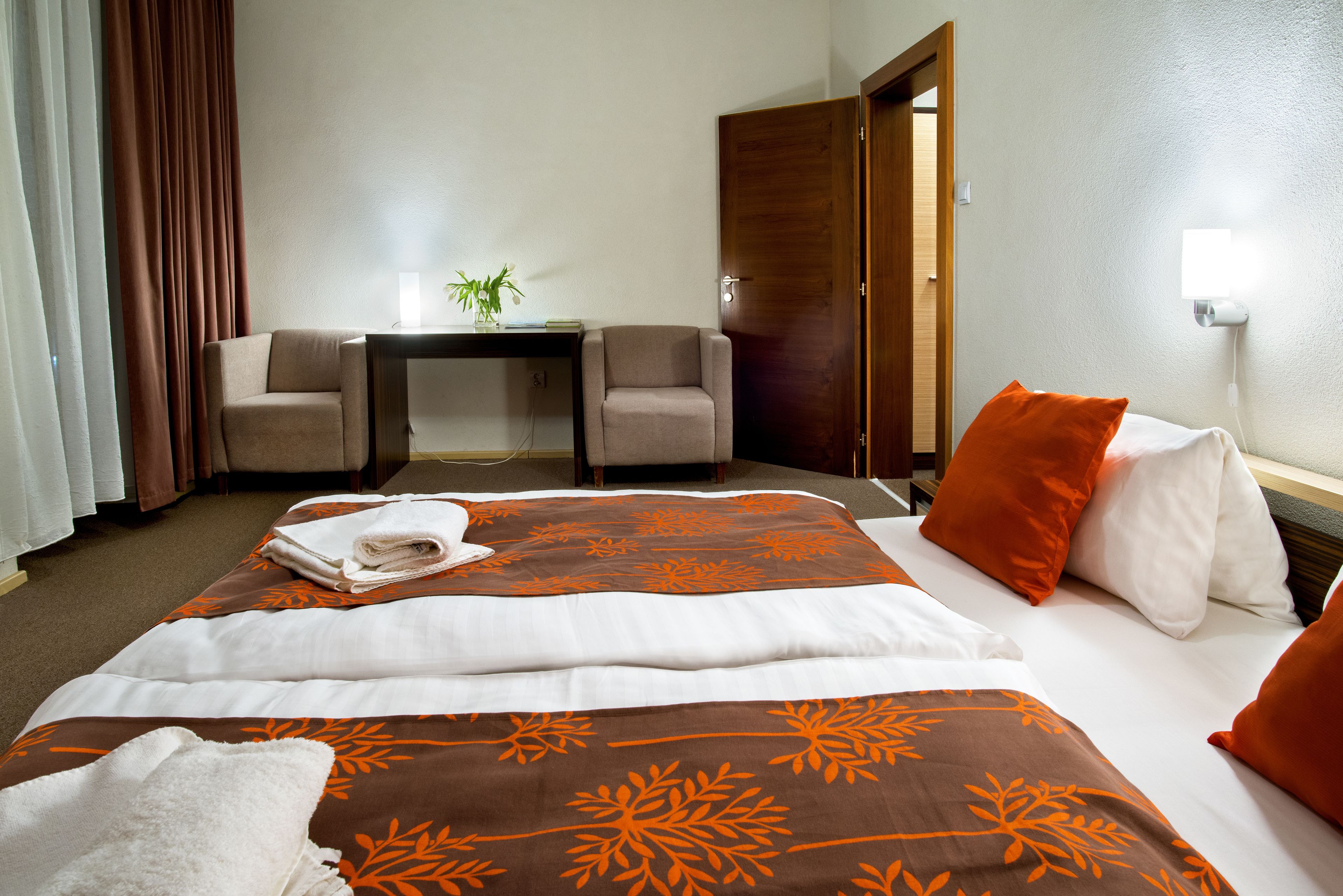 deluxe double or twin room | 1 bedroom, desk, blackout curtains, iron/ironing board