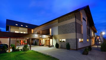 Bagian depan properti - sore/malam