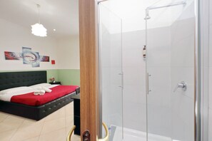 Dreibettzimmer | Zimmersafe, kostenlose Babybetten, kostenloses WLAN, Bettwäsche