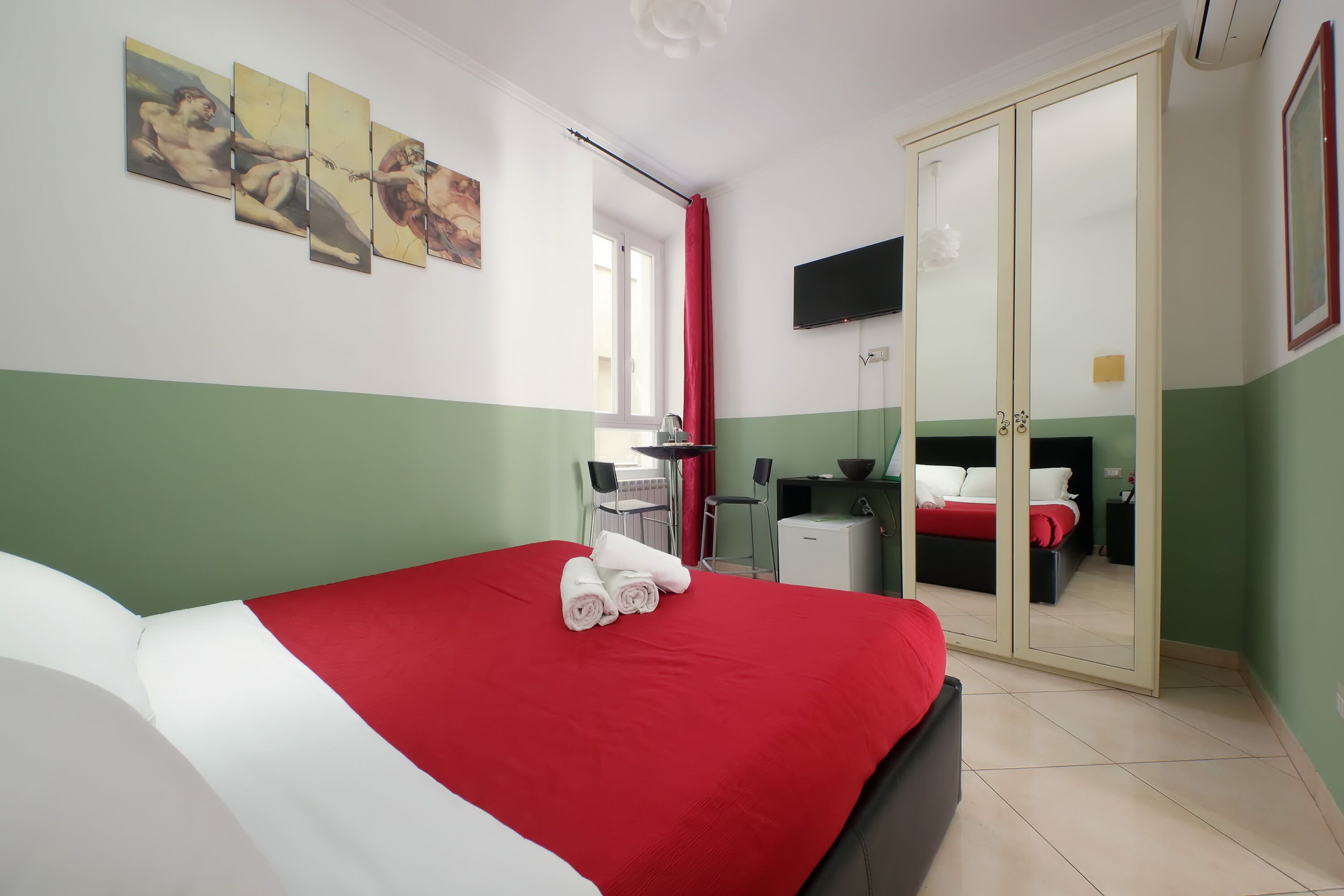 Quarto casal | Cofres nos quartos, berços grátis, Wi-Fi de cortesia, roupa de cama