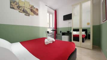 Quarto casal | Cofres nos quartos, berços grátis, Wi-Fi de cortesia, roupa de cama