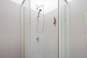 Double Room | Bilik Mandi | Pancuran mandi, kelengkapan dandanan diri percuma, pengering rambut 