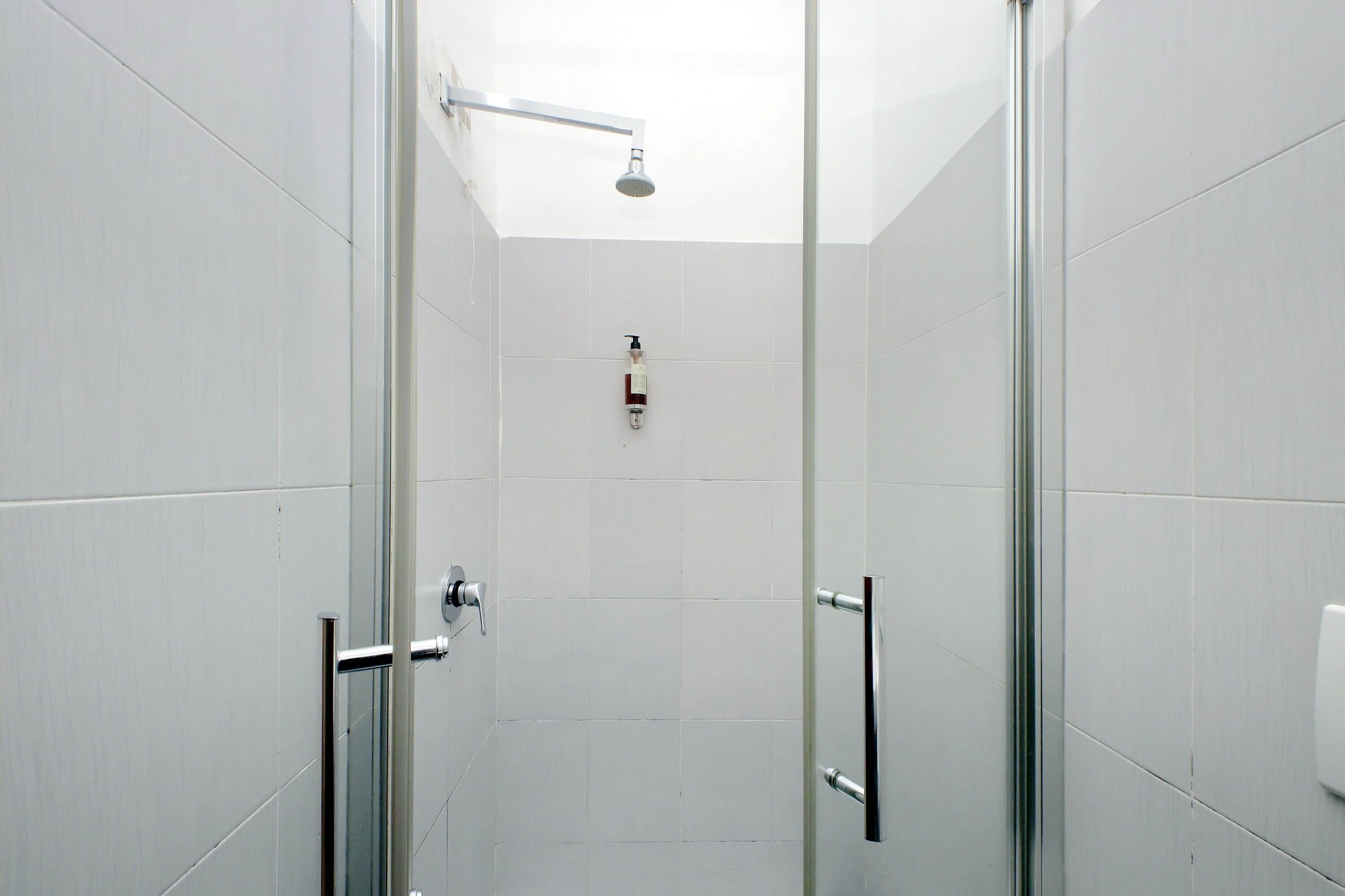 Quadruple Room | Bilik Mandi | Pancuran mandi, kelengkapan dandanan diri percuma, pengering rambut 