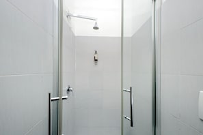 Chambre Quadruple | Salle de bain | Douche, articles de toilette gratuits, sèche-cheveux