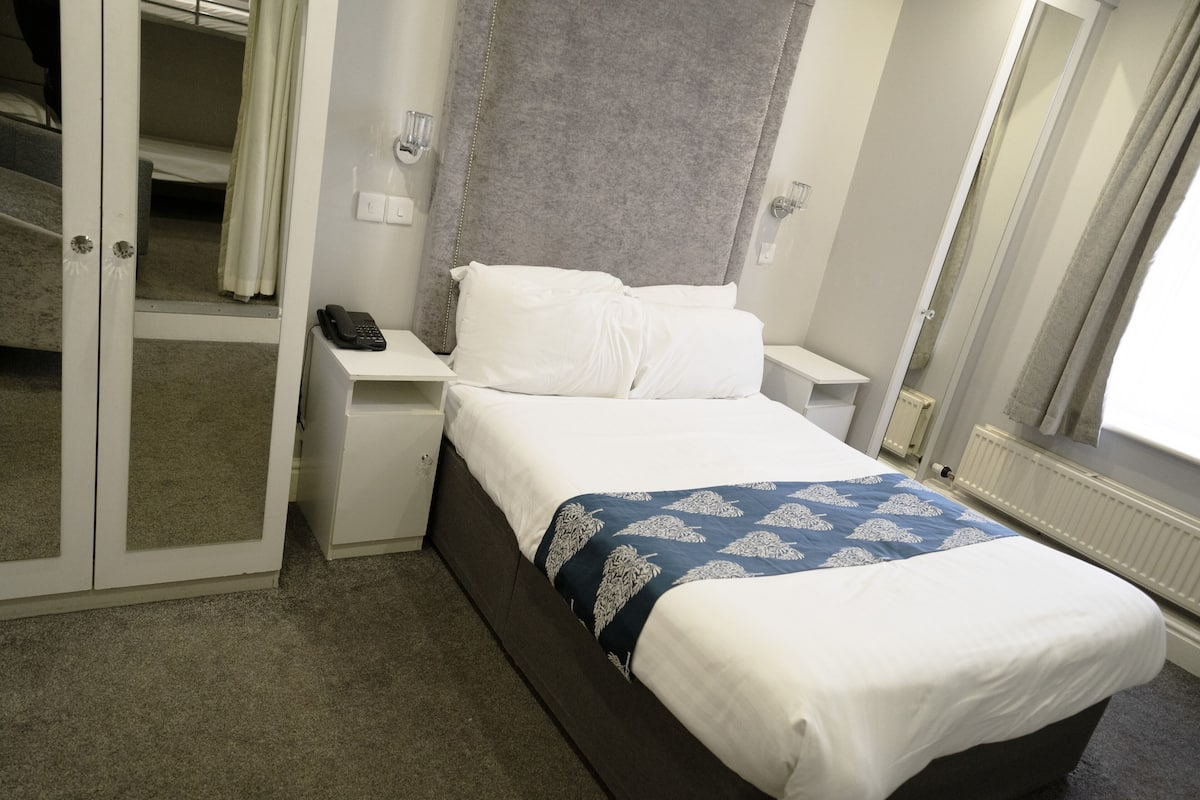 Familiekamer, uitzicht op zee | 1 slaapkamer, een strijkplank/strijkijzer, gratis wifi, beddengoed