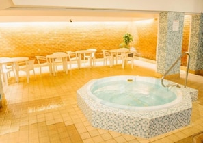 Indoor spa tub