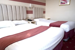 Tabla de planchar con plancha, wifi gratis y ropa de cama