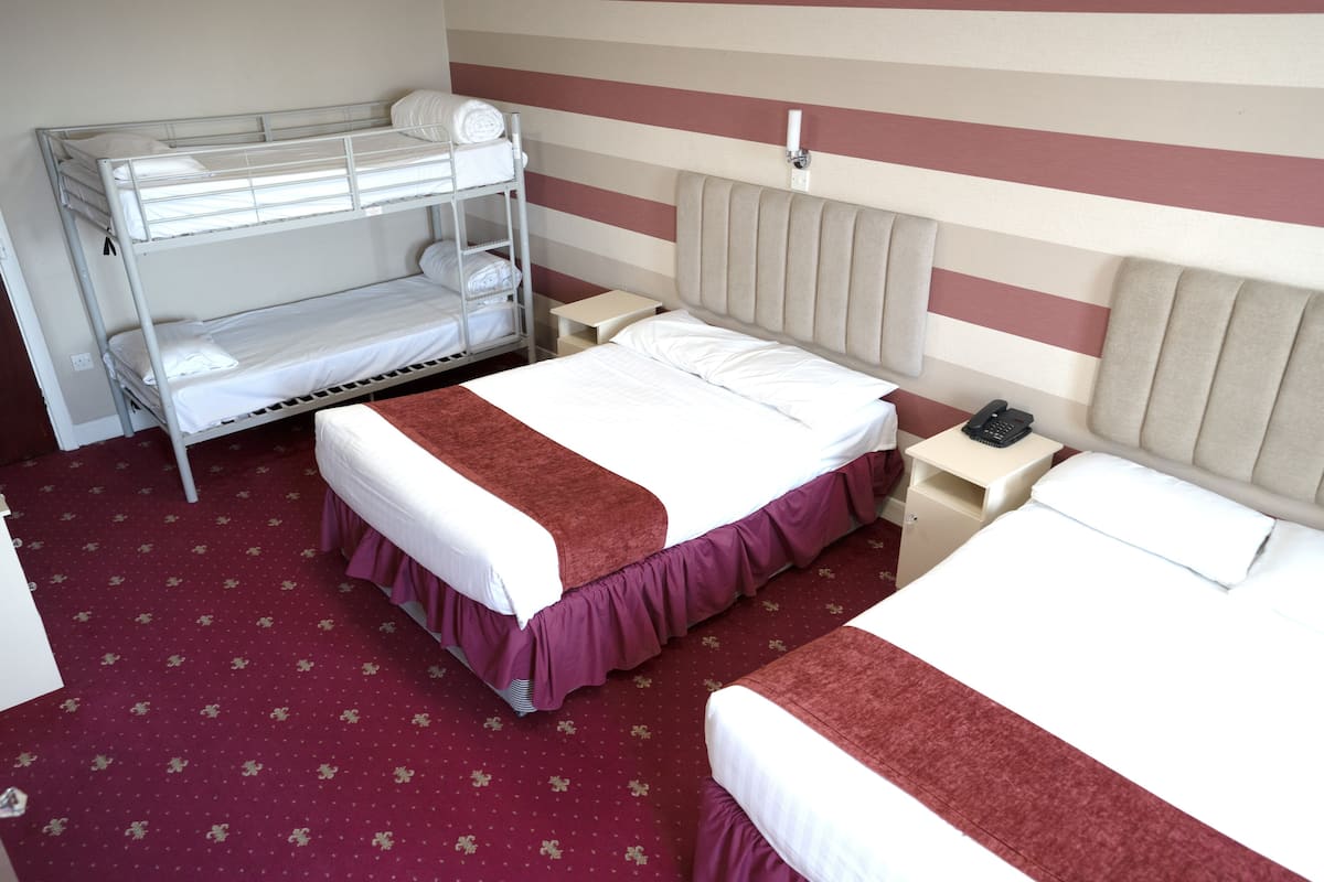 Familiekamer, uitzicht op zee | 1 slaapkamer, een strijkplank/strijkijzer, gratis wifi, beddengoed
